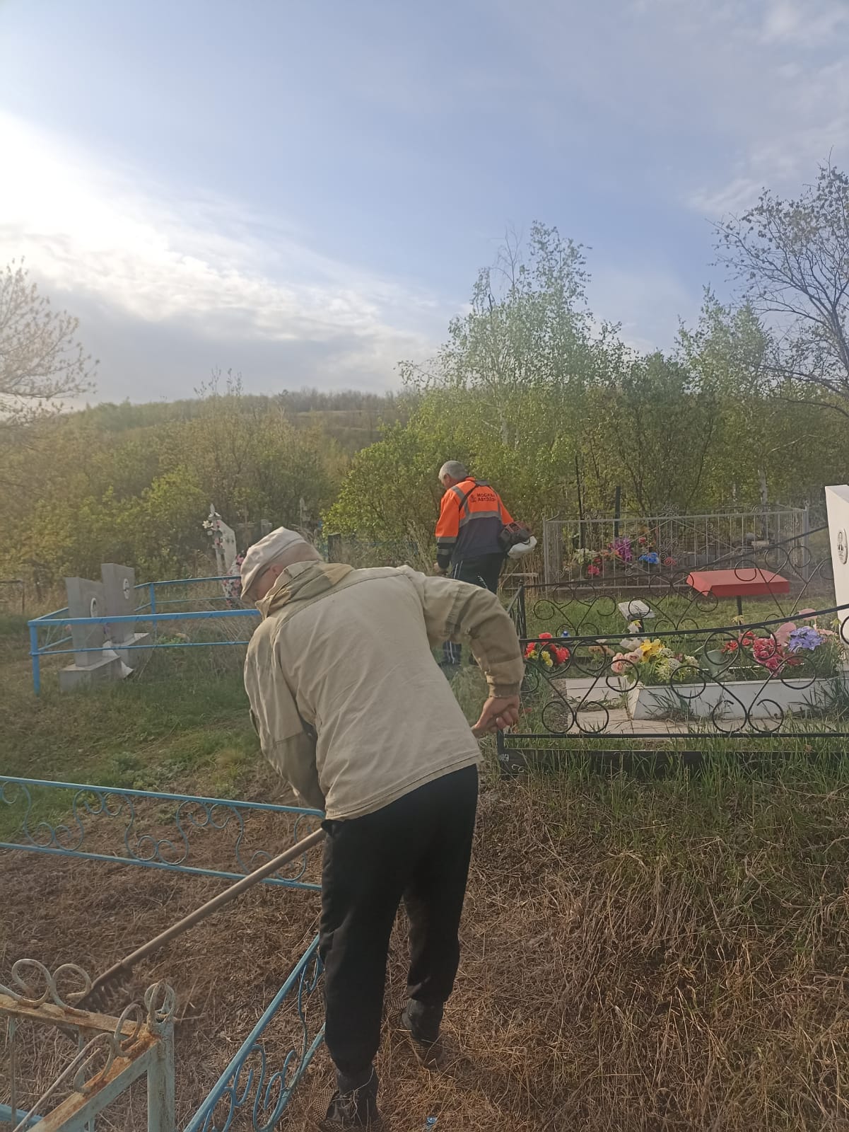 Субботник по уборке территории кладбища в с. Рогаткино.