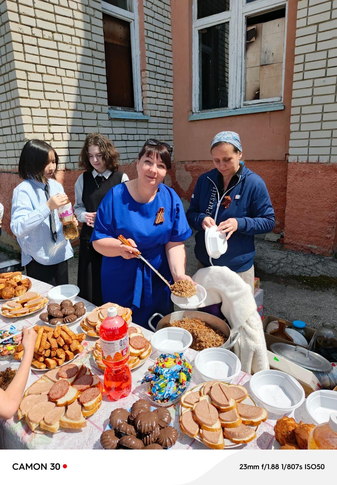 После праздничного концерта жители и гости села Рогаткино отведали настоящей фронтовой каши...