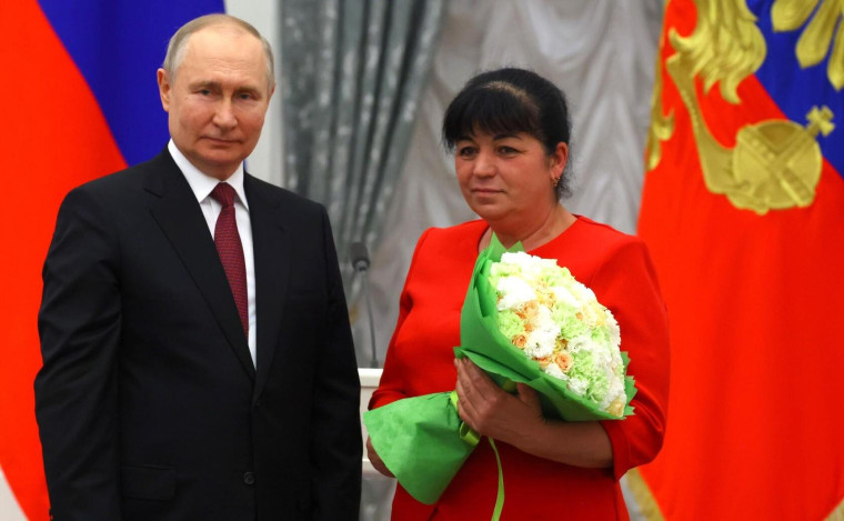 Президент Владимир Путин наградил в Кремле доярку из Саратовской области. Президент Владимир Путин наградил в Кремле доярку из Саратовской области.