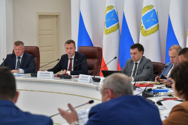 Губернатор Роман Бусаргин провел постоянно действующее совещание с руководителями министерств и ведомств Правительства области. Губернатор Роман Бусаргин провел постоянно действующее совещание с руководителями министерств и ведомств Правительства области.