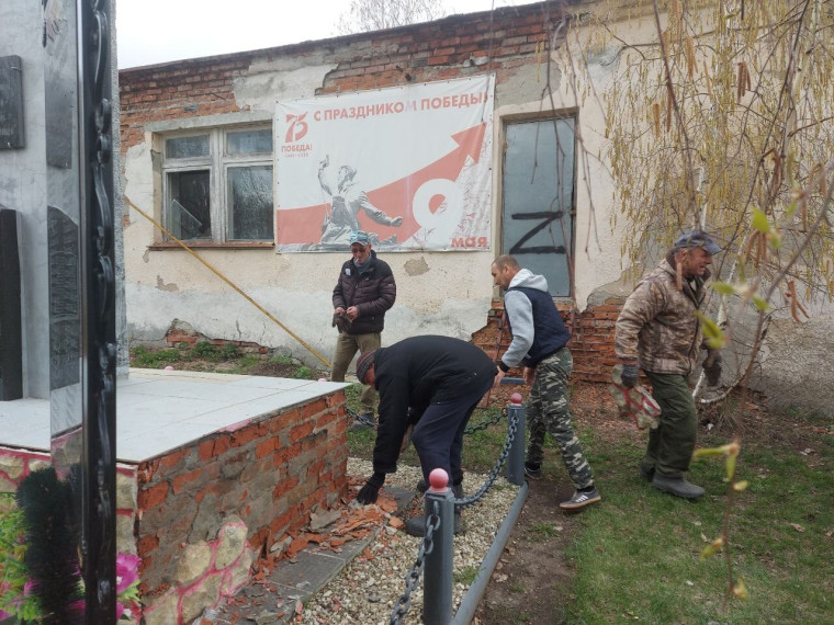 Ремонт памятника "Вечная память героям - землякам 1941-1945 г.г." в селе Гусево. Ремонт памятника "Вечная память героям - землякам 1941-1945 г.г." в селе Гусево.